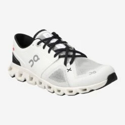 On Running Art.  Cloud X 3 Weiß